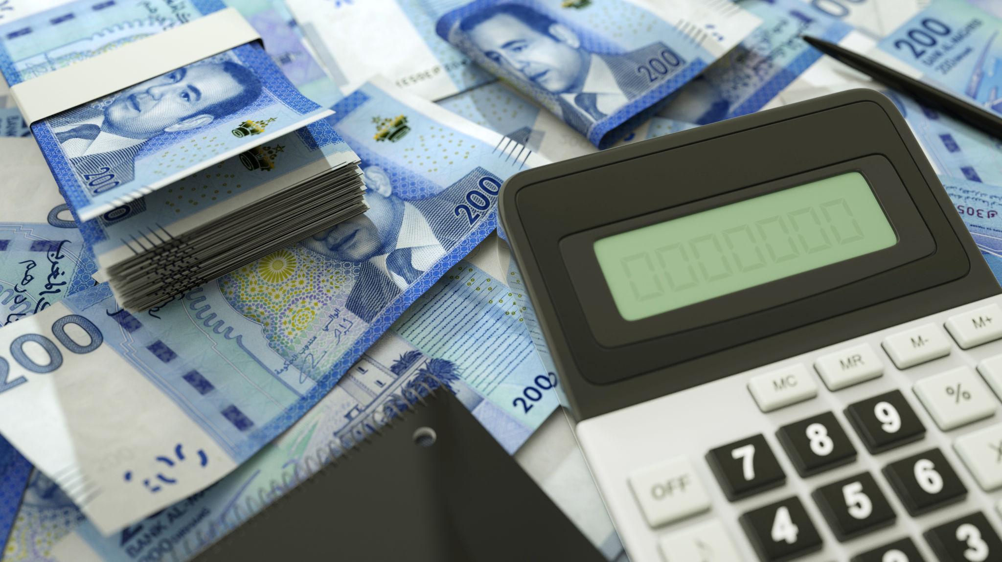 Billets de banque marocains et calculatrice symbolisant la distribution de dividendes
