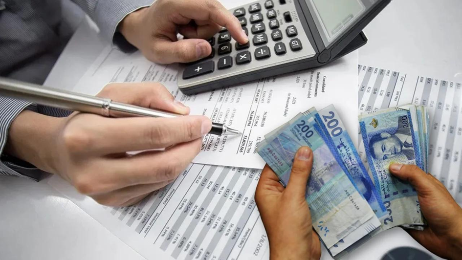Calendario y pila de facturas que simbolizan los plazos de pago entre empresas en Marruecos