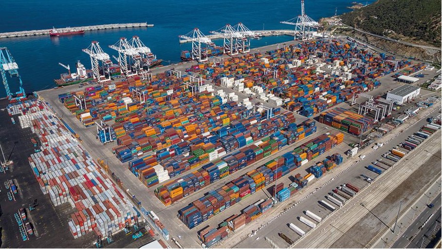 Vue aérienne du port Tanger Med et de la logistique industrielle marocaine